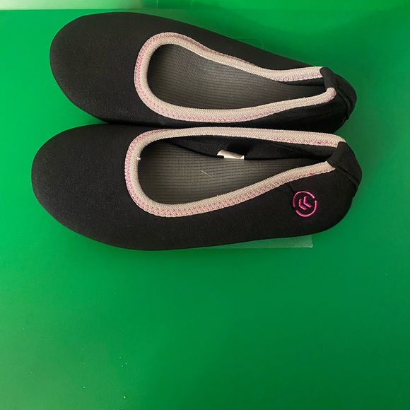 Black womans NWOT Isotoner slippers - Picture 5 of 5